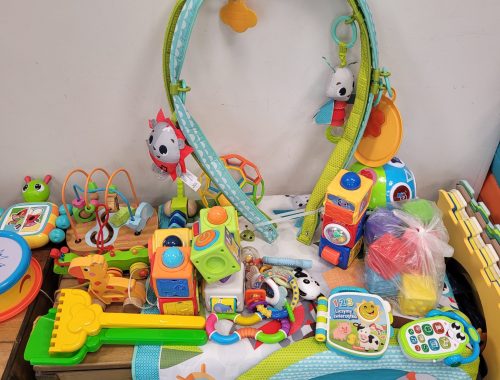 Mata edukacyjna i zabawki dla niemowląt przygotowane na Kielecką Wymianę Zabawek.